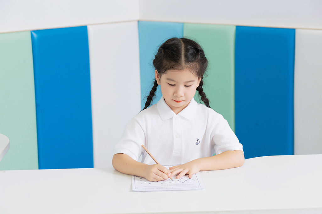 小孩子写作业三心二意，注意力不集中怎么办？