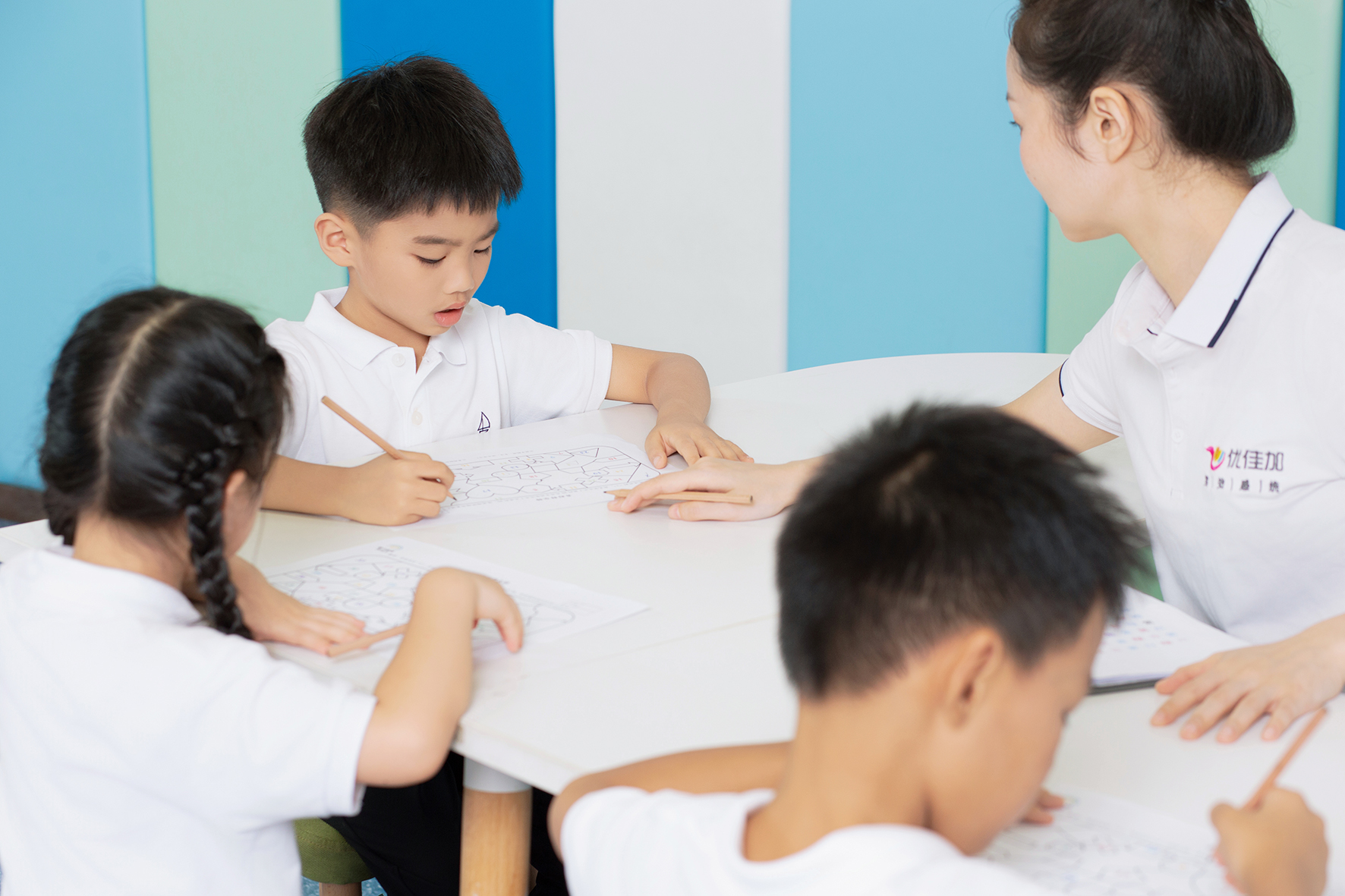 7岁男孩上课时注意力不集中怎么办？