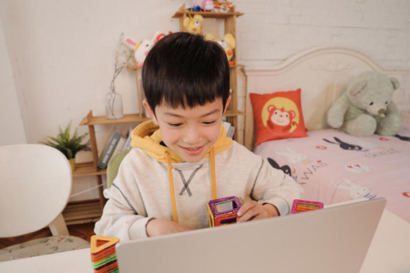 喜欢电子产品的小孩